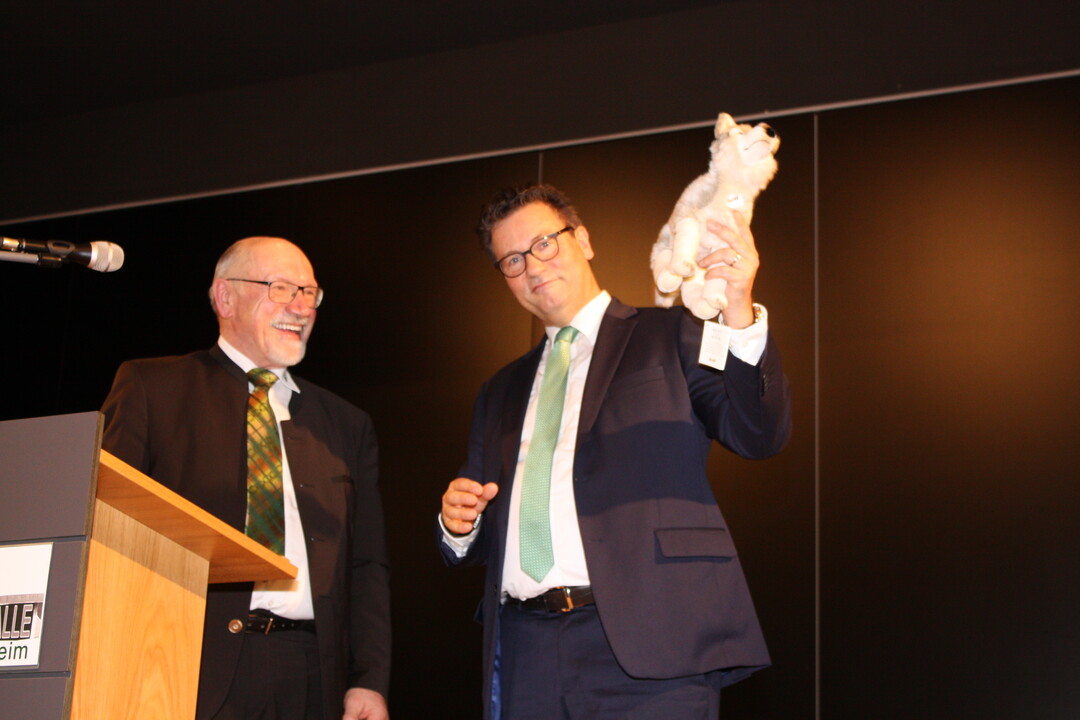 Der Wolf als Gastgeschenk vom Kreisvorsitzenden Ziegler (l.) �berreicht, soll den Minister an die gro�en Sorgen der Sch�fer beim Herdenschutz erinnern.