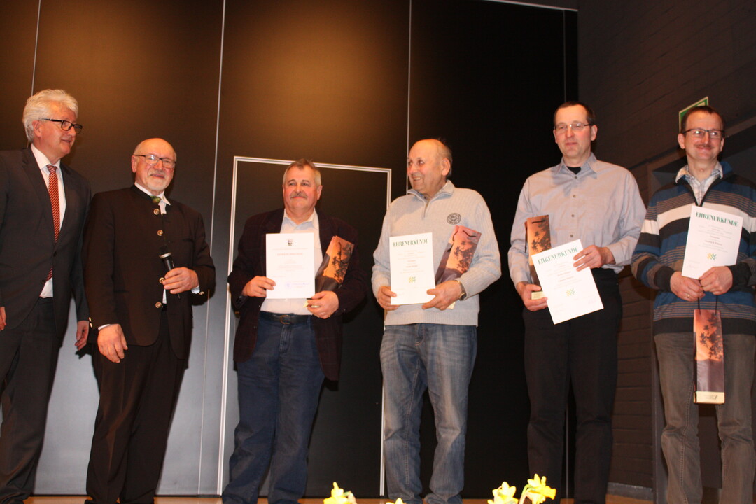 Verdiente Ortsobm�nner wurden beim Bauerntag f�r ihre T�tigkeit geehrt.