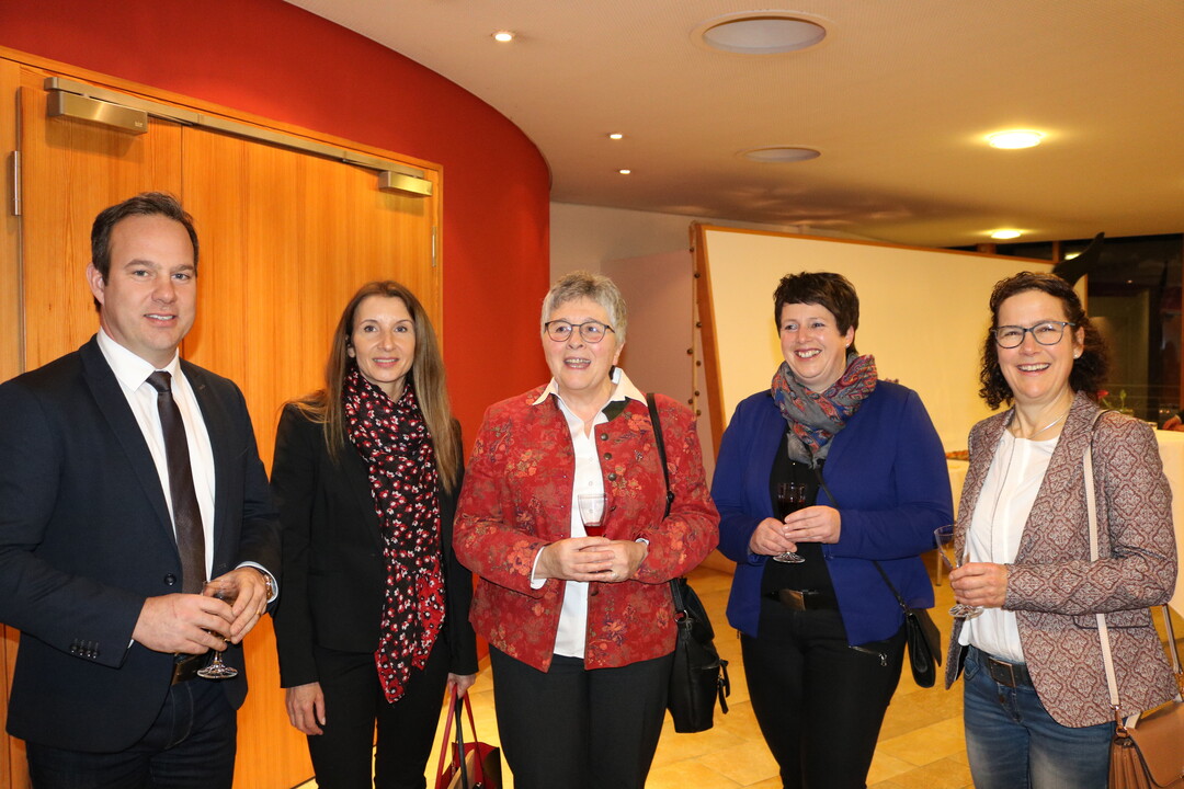 Der Landtagsabgeordnete Raimund Haser mit der Landfrauendelegtion, bestehend aus Sabine Schmidt, Waltraud Allg�uer, Christa Fuchs und Antonie Gierer. 