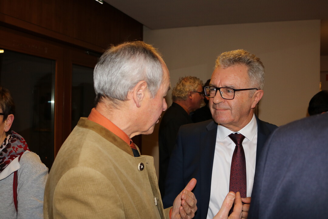 Der fr�here Landwirtschaftsminister Rudi K�berle (l.) im Gespr�ch mit seinem ehemaligen Abgeordnetenkollegen Paul Locherer.