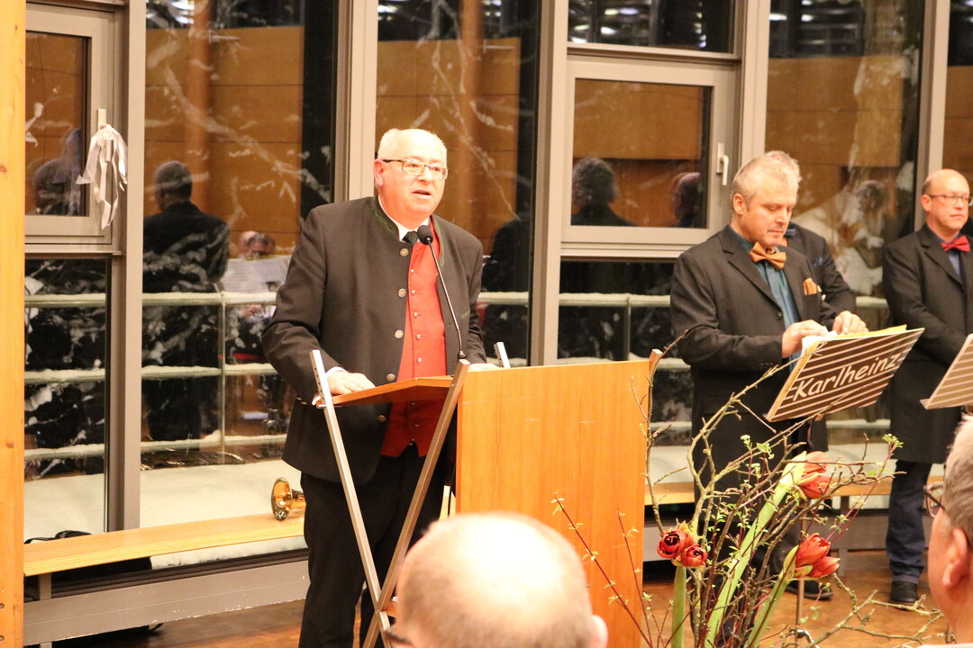 Schulleiter Egon Oehler begr��t die G�ste