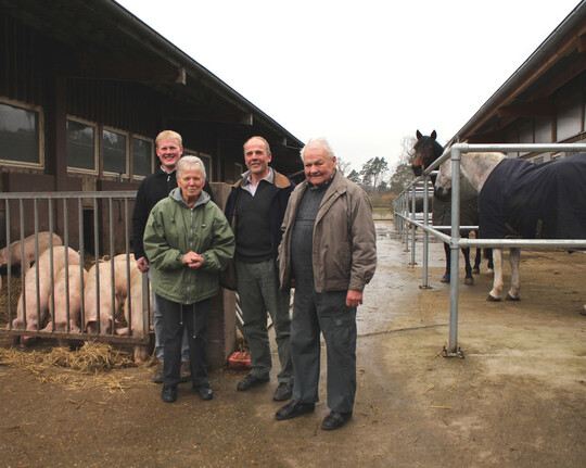 Zuchtsauen und Pensionspferde stehen auf dem Betrieb von Familie Reutter, (v. l.) Sebastian, Martha, Christian und Erwin Reutter