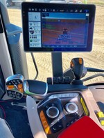 Noch mehr Bedienkomfort: Die neue Multicontroller-Armlehne hat jetzt vier konfigurierbare Tasten am neuen Multicontroller-Joystick und weitere vier Tasten auf der Armlehne, plus einen Drucktaster/Drehregler zur Auswahl der Funktionen des AFS 1200 Monitors. Außerdem gibt es branchenweit einmalige, konfigurierbare Zusatzsteuergerät-Schalter, mit denen der Fahrer den Traktor exakt auf seine Arbeitsweise abstimmen kann.