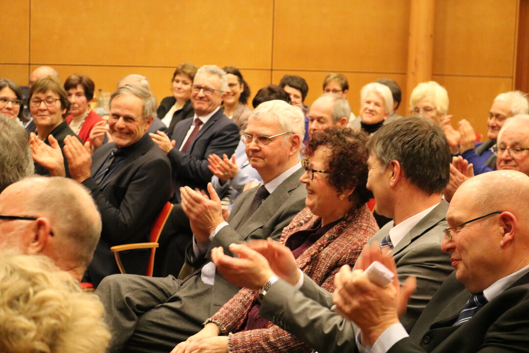 Applaus von den "Dreien in der Mitte" (v. l.): LBV-Vizepr�sident Gerhard Glaser, der fr�here LBV-Hauptgesch�ftsf�hrer und stellvertretende DBV-Generalsekret�r Adalbert Kienle und Gerlinde Kretschmann.