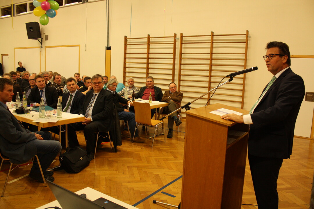 Vor den Mitgliedern des Bauernverbandes Neckar-Odenwald-Kreis k�ndigte Minister Hauk die �berpr�fung der Gew�sserrandstreifen und die Wiedereinf�hrung des Vorverfahrens im Jagdrecht an. Zu welchen �nderungen dies tats�chlich f�hren wird, steht aber auf einem anderen Blatt. 