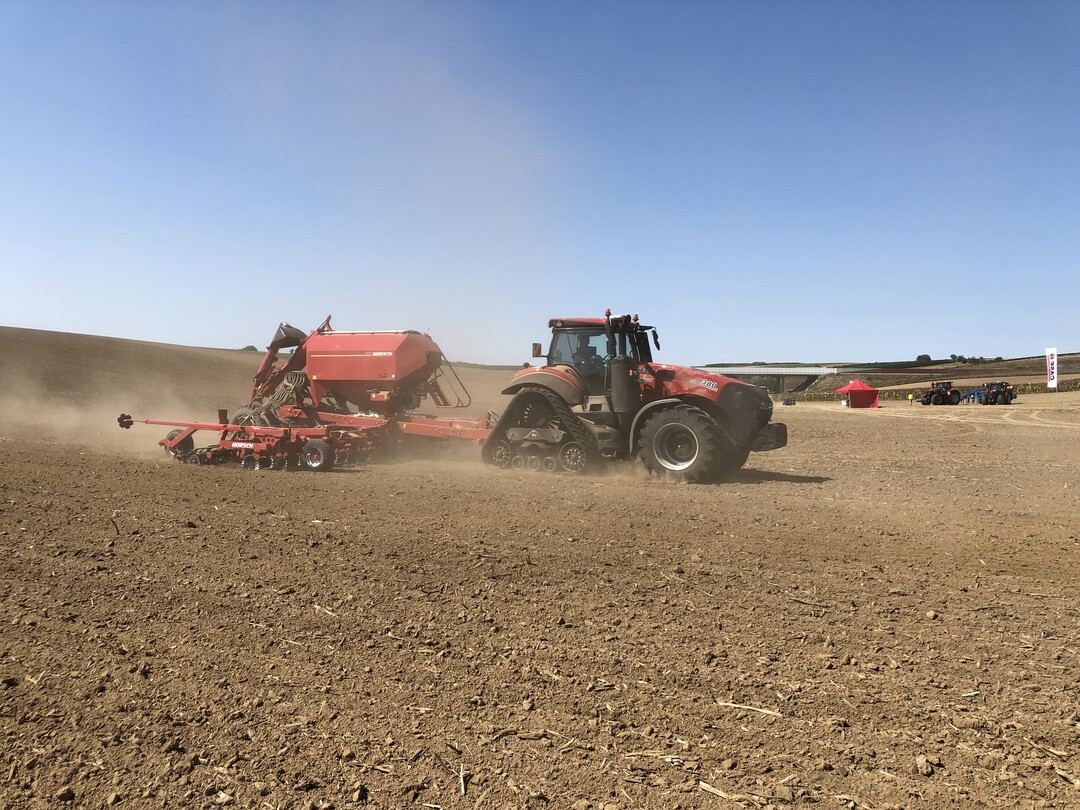 Die gro�en Modelle 340, 380 und 400 sind parallel auch als Rowtrac-Version, also mit einem Raupenlaufwerk im Heck, mit Raupenbreiten von 61 oder 78 cm verf�gbar.