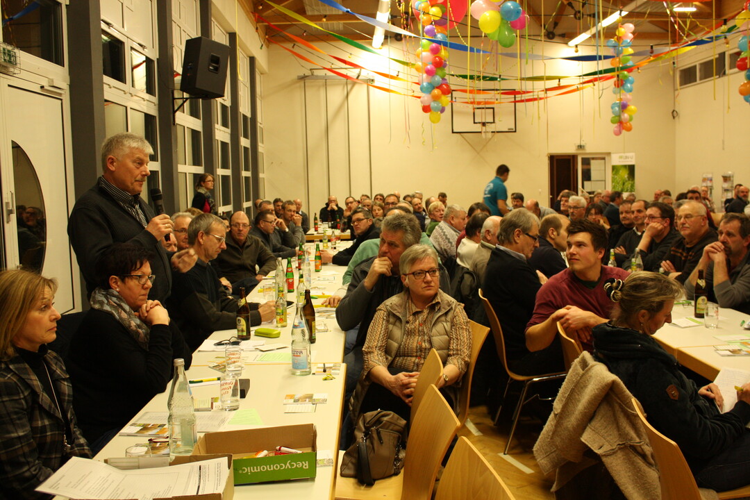 Auf der Versammlung hat  eine ganze Reihe von Landwirten dem Minister vorgetragen, was ihnen bei der t�glichen Arbeit auf den N�geln brennt.