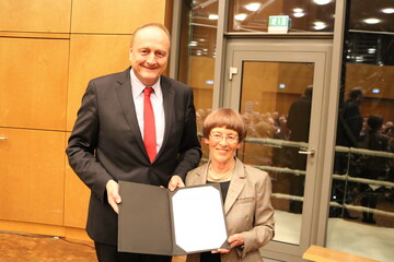 Brigitte Doldi wird von Pr�sident Joachim Rukwied mit der Goldenen �hre des Landesbauernverbandes ausgezeichnet.