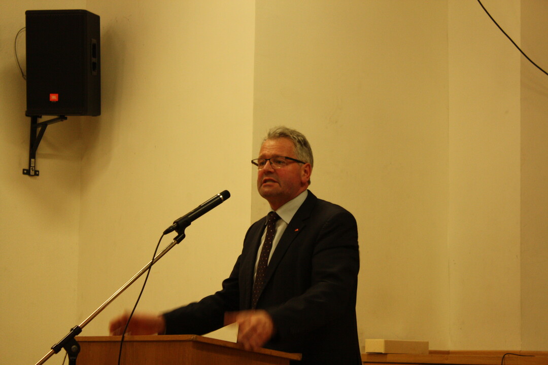 Der stellvertretende Vorsitzende und Bundestagsabgeordnete Alois Gerig will auf Bundesebene die umweltgerechte G�lleausbringung unterst�tzen, bei der im Sinne der s�ddeutschen Bauern die  Maschinengemeinschaften mit den Einzelbetrieben gleich gestellt werden muss.  