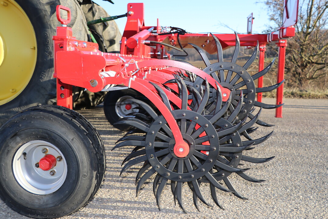 Agri Farm entwickelte für empfindliche Kulturen Aufhängungen der einzelnen Sternräder. Die Hacksterne können mechanisch hochgeklappt werden, sodass die Bearbeitung ausschließlich zwischen den Kulturreihen stattfindet.