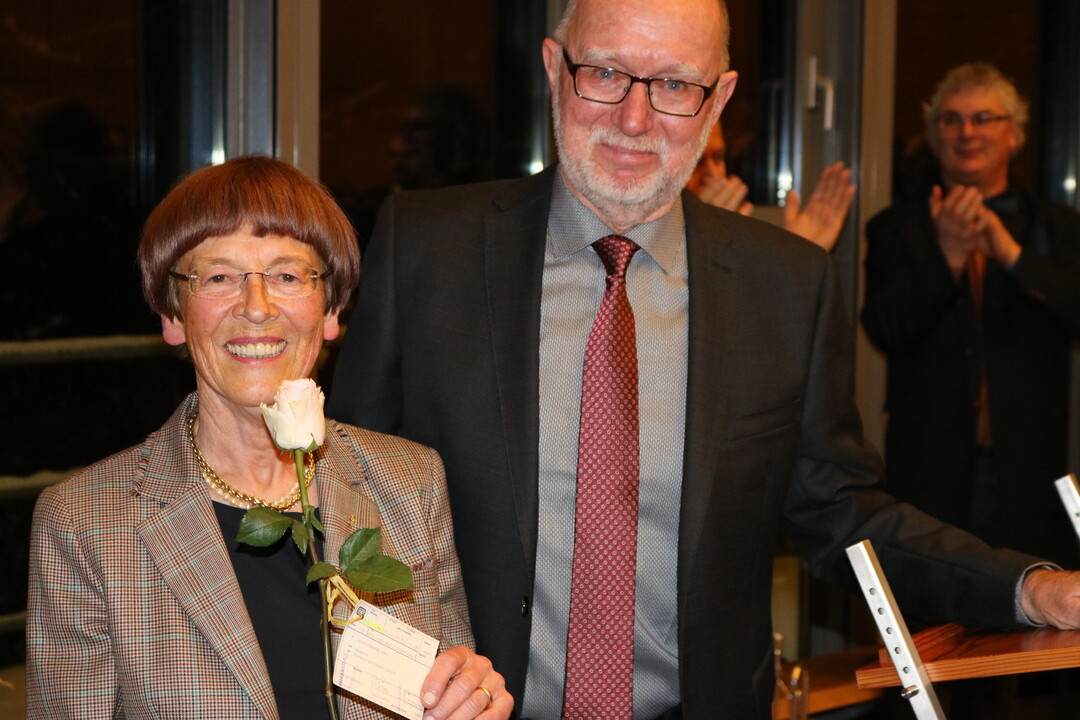 Eine Rose vom ehemaligen Schulleiter und Laudator Clemens Frede.