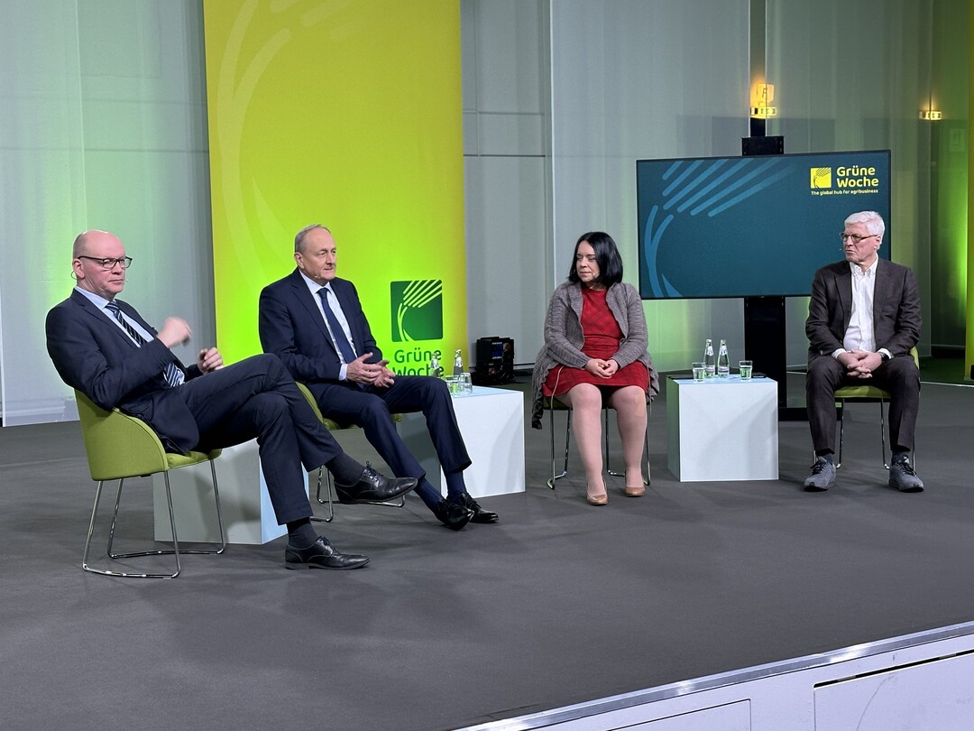 Bei der Fragestunde des Verbandes der Agrarjournalisten auf der Grünen Woche 2024 in Berlin: (v. l.) Bernhard Krüsken, Generalsekretär im Deutschen Bauernverband, Joachim Rukwied, Präsident im Deutschen Bauernverband, Katrin Fischer und Michael Lohse, Vorsitzende im Verband der Agrarjournalisten.