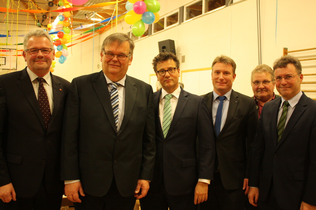 In der Roedderhalle in Oberschefflenz (v. l.):  CDU-Bundestagsabgeordneter Alois Gerig, Vorsitzender Herbert Kempf, Minister Peter Hauk, der Schefflenzer B�rgermeister Rainer Houck, stellvertretender Kreisvorsitzenden Walter Leibfried und Landrat Dr. Achim Br�tel. 