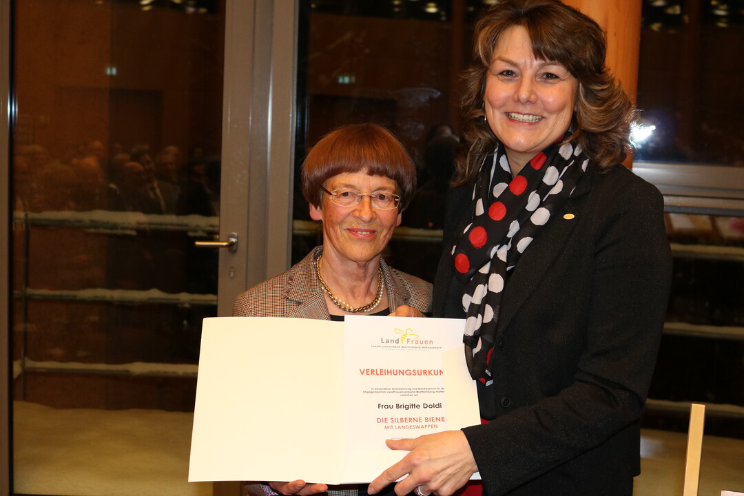 Die Silberne Biene des Landfrauenverbandes W�rttemberg-Hohenzollern �berreicht Pr�sidentin Juliane Vees.
