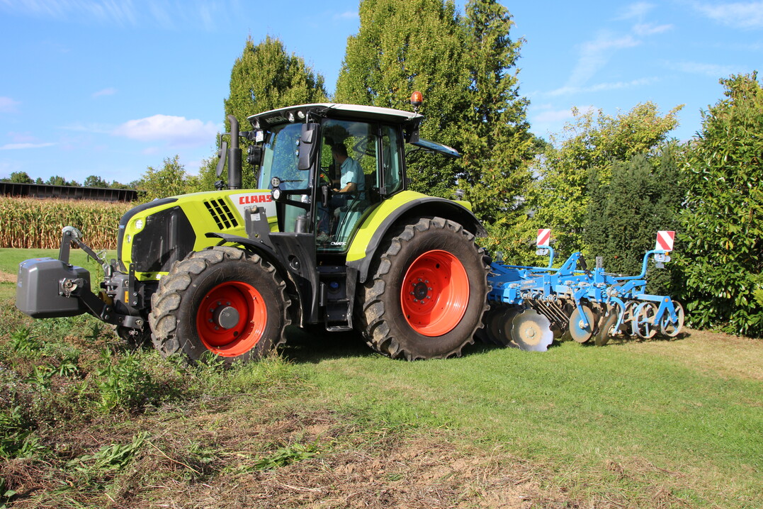 Die Fahrerkabinen von Claas Traktoren aus der Baureihe ARION 500/600 bieten ein hohes Schutzniveau (Kategorie 3) und können damit die persönliche Schutzausrüstung ersetzen.