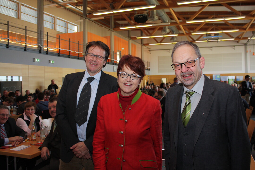 Bauernverbandsvorsitzender Klaus Mugele (r.) mit dem Gastredner Professor Gunther Hirschberger und der CDU-Europaabgeordneten Dr. Inge Gr��le, die in ihrem Gru�wort der Branche dringend zur Einigkeit geraten hat.