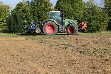 Auf eine effektive Umsetzung von Ernteresten haben die Gr��e der Kontaktfl�che zwischen organischer Substanz und Boden sowie die Bearbeitungstiefe den gr��ten Einfluss. 