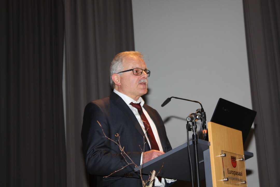 Der Amtsleiter des Landwirtschaftsamtes Schw�bisch Hall h�lt das Thema Ern�hrung f�r �berh�ht und sieht darin zum Teil religi�se Z�ge.