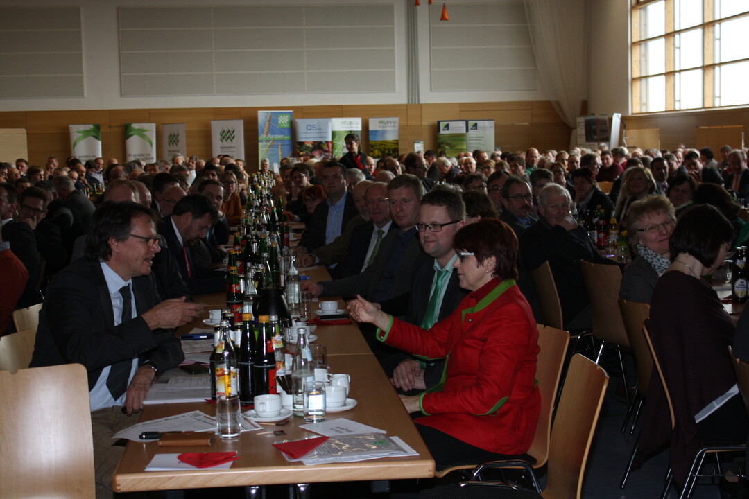 Blick in die Mehrzweckhalle Wolpertshausen.  Rund 500 Besuchern kamen zum Bauerntag des Bauernverbandes Schw�bisch Hall-Hohenlohe-Rems.