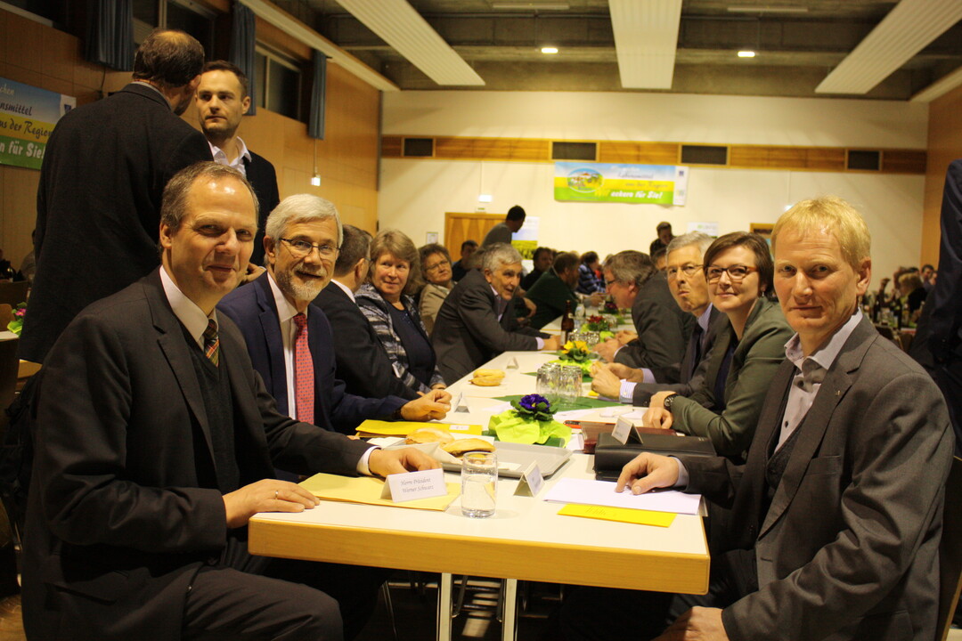 Zum Bauerntag des BV Ostalb konnte in der Stadthalle Heubach Vorsitzender Hubert Kucher (r.) den Vorsitzenden des Bauernverbandes Schleswig-Holstein, Werner Schwarz (l.), als Gastredner begr��en. Neben ihm am Tisch (v. l.) Landrat Klaus Pavel, Doris Kurz, die Vorsitzender der Kreislandfrauen Schw�bisch Gm�nd, CDU-Landtagsabgeordneter Dr. Stefan Scheffold, LBV-Pressesprecherin Ariane Amstutz. Links unterh�lt sich stehend Heubachs B�rgermeister Frederick Br�tting. 