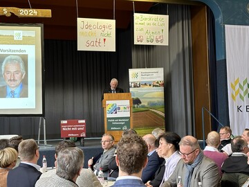 Lichtmesstag im Bauernverband Reutlingen 2024: Kreisvorsitzender Gebhard Aierstock und Ehreng�ste.