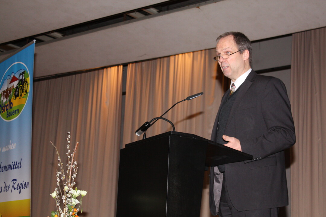 Werner Schwarz gab Ratschl�ge, wie mit der Kritik an der Landwirtschaft umzugehen ist. Schwarz leitet im Deutschen Bauernverband die Fachaussch�sse �ffentlichkeitsarbeit sowie Berufsbildung und Bildungspolitik.