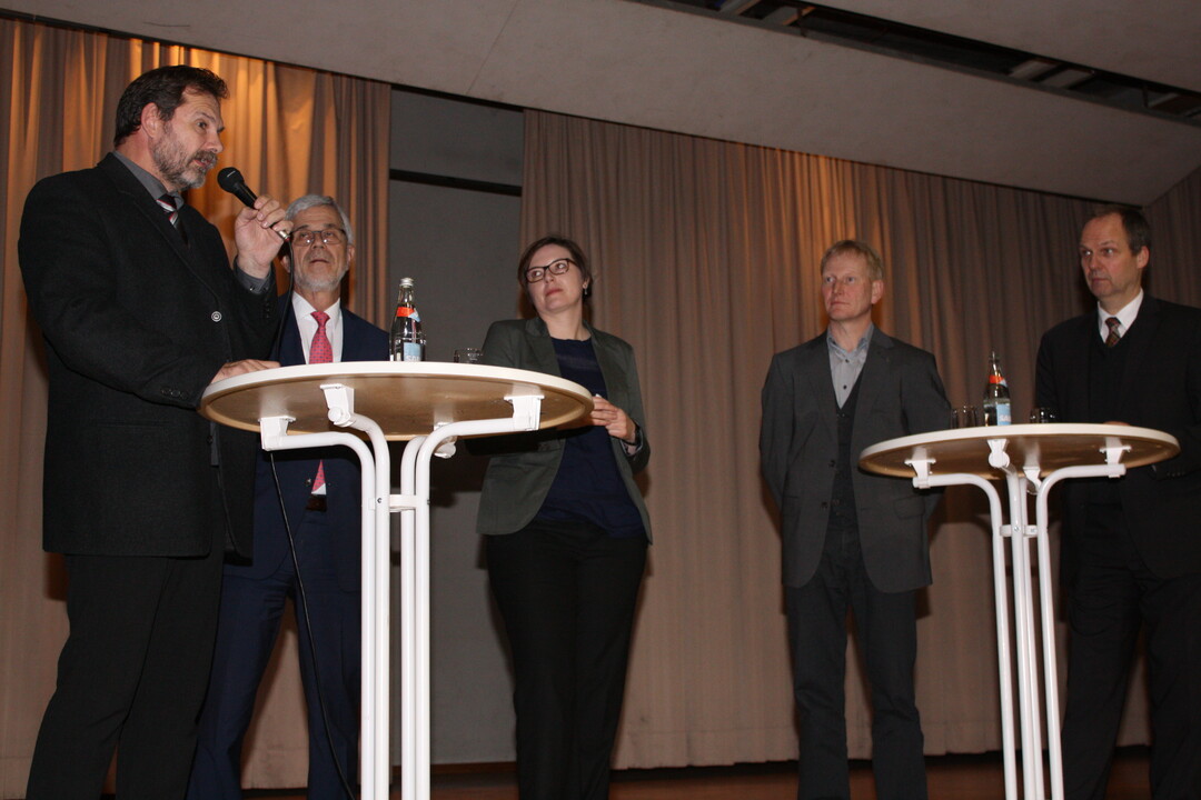 Die Akteure des Bauerntags stellen sich auf dem Podium der Diskussion mit den Besuchern, moderiert von Ariane Amstutz vom Landesbauernverband v. l.: Lokalredakteur Gerold Bauer von der Rems-Zeitung, Landrat Klaus Pavel, Vorsitzender Hubert Kucher und DBV-Vizepr�sident Werner Schwarz. 