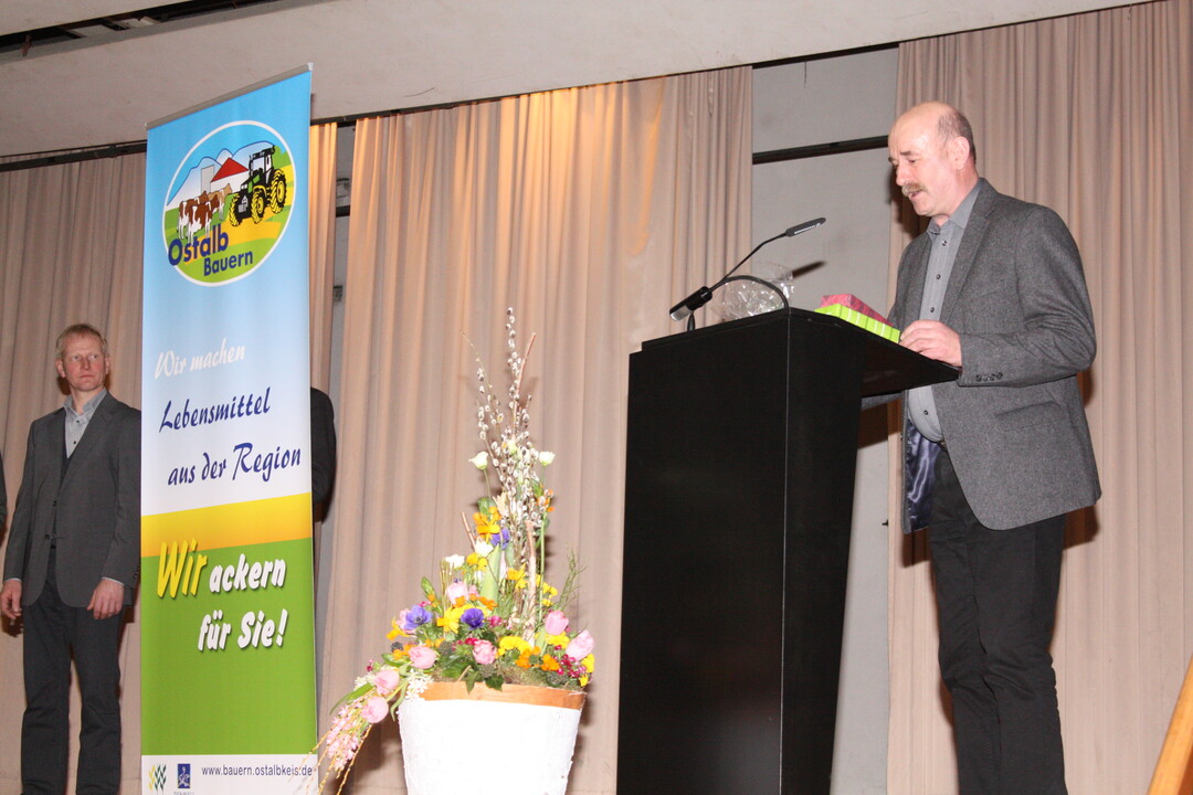 Karl Dambacher (r.), der stellvertretende Bauernverbandsvorsitzende, beschlie�t den Ostalb-Bauerntag, der sich mit einer gro�en Diskussionsrunde mit dem Publikum in neuer Form pr�sentiert hat.