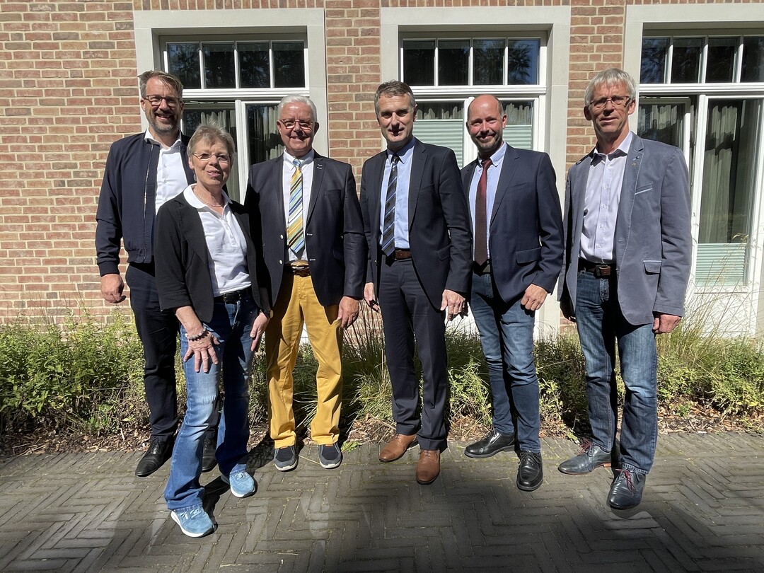 Anl�sslich seiner Mitgliederversammlung wurde der Vorstand des NGW neu gew�hlt: v.l. 
Henner Sch�necke,
Carola Reiners, als neues Mitglied des Vorstandes,&nbsp;Friedrich-Otto Ripke, best�tigter Vorsitzender, Gesch�ftsf�hrer Dieter Oltmann, Thomas Korte und&nbsp;Gernot Kuhlmann, der nicht mehr f�r eine Neuwahl angetreten war.