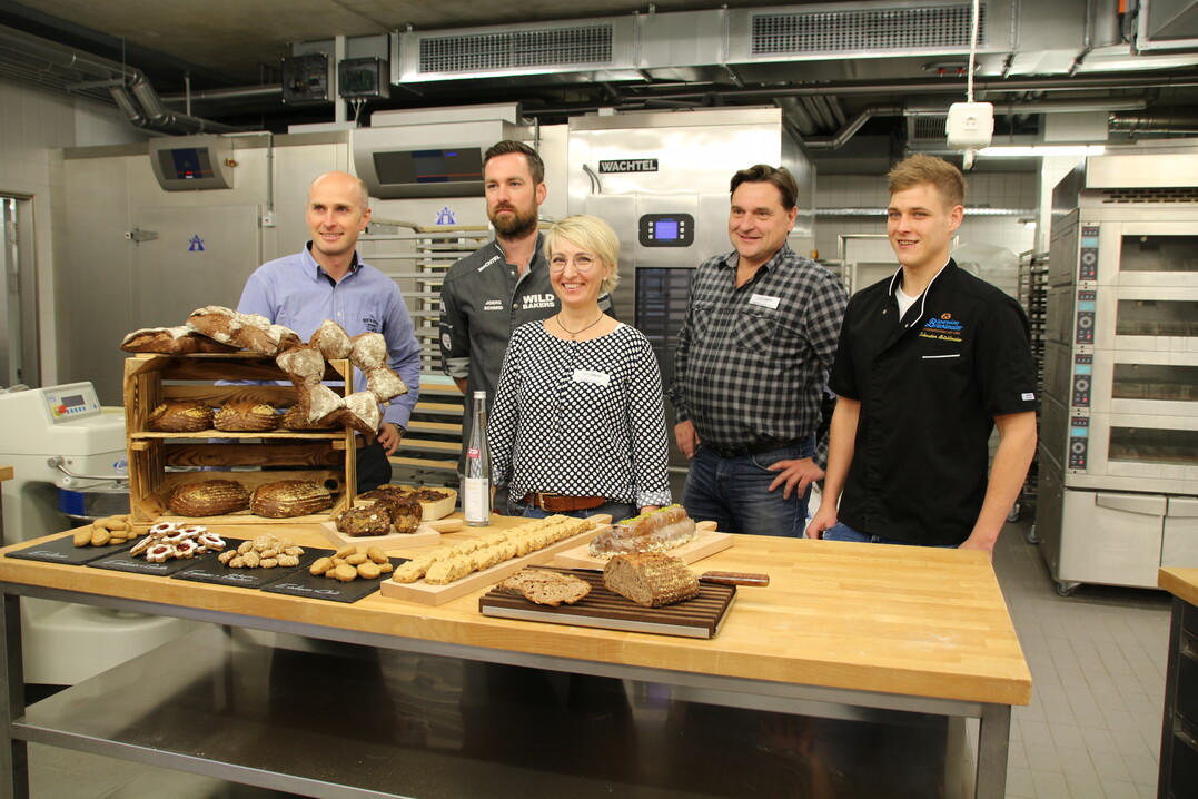 Die Urkornexperten vor ihren Kreationen