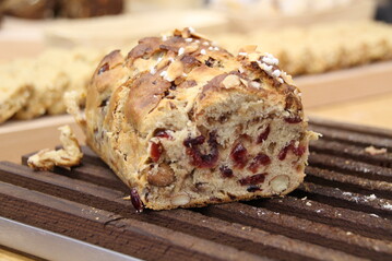 Weihnachtliche Urkorn-Brioche mit Cranberries, Bananenchips und ganzen Mandeln