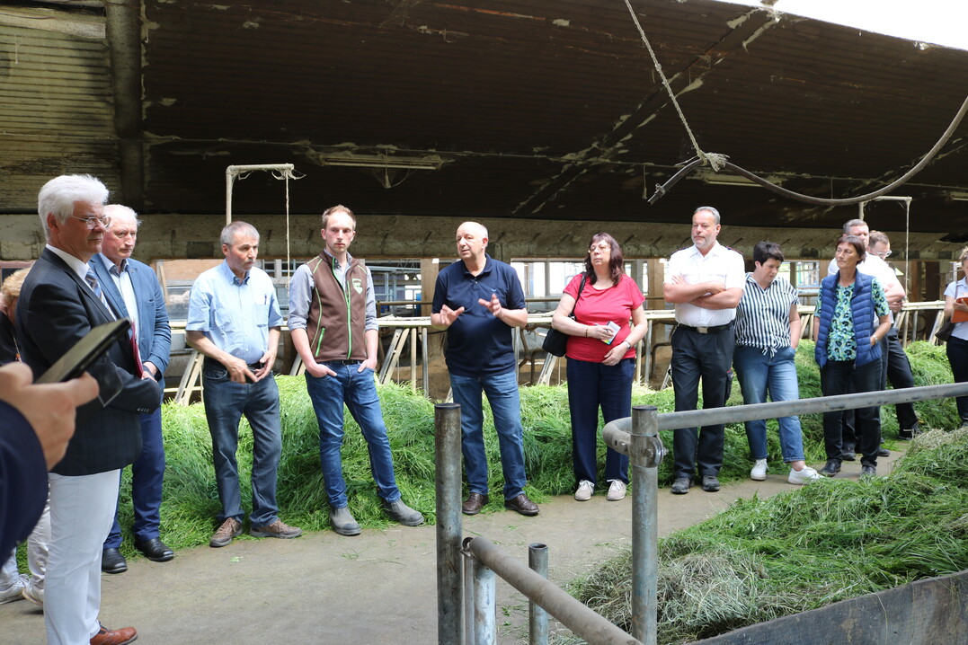 Landwirt Marcel Renz stellte das Projekt „EIP-Milchviehkälber – Wertschätzung durch Wertschöpfung“ vor. Hier geht es um die Problematik des Verbringens von nicht abgesetzten männlichen Kälbern aus der Milchviehhaltung in Regionen außerhalb Baden-Württembergs.