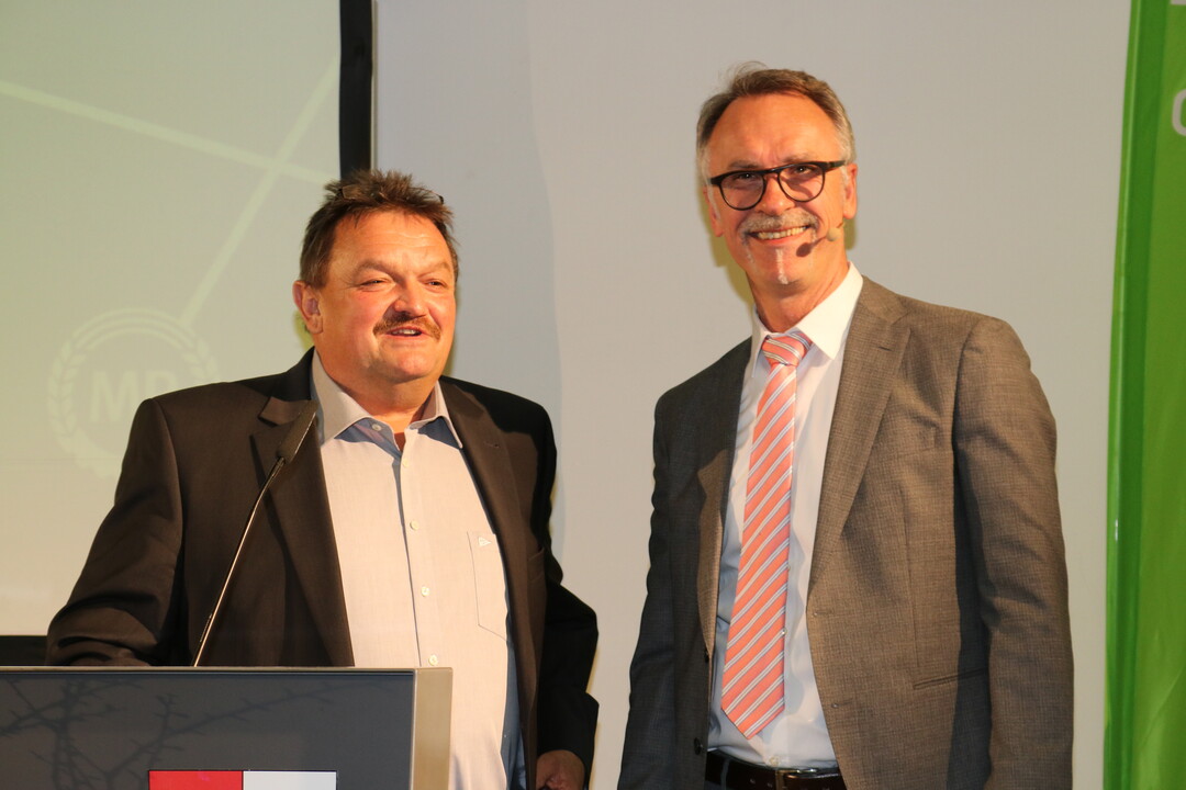 Bei der Mitgliederversammlung des Maschinenrings Tettnang gratulierte der Vorsitzende Hubert Bernhard Geschäftsführer Hubert Hengge zu dessen 30-jährigem Dienstjubiläum.