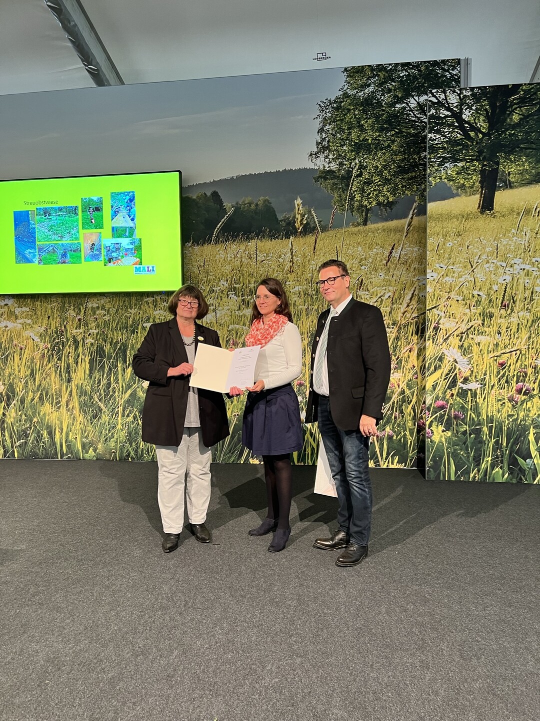 Preistr�ger des Wettbewerbs "BW bl�ht auf" mit Landwirtschaftsminister Peter Hauk.