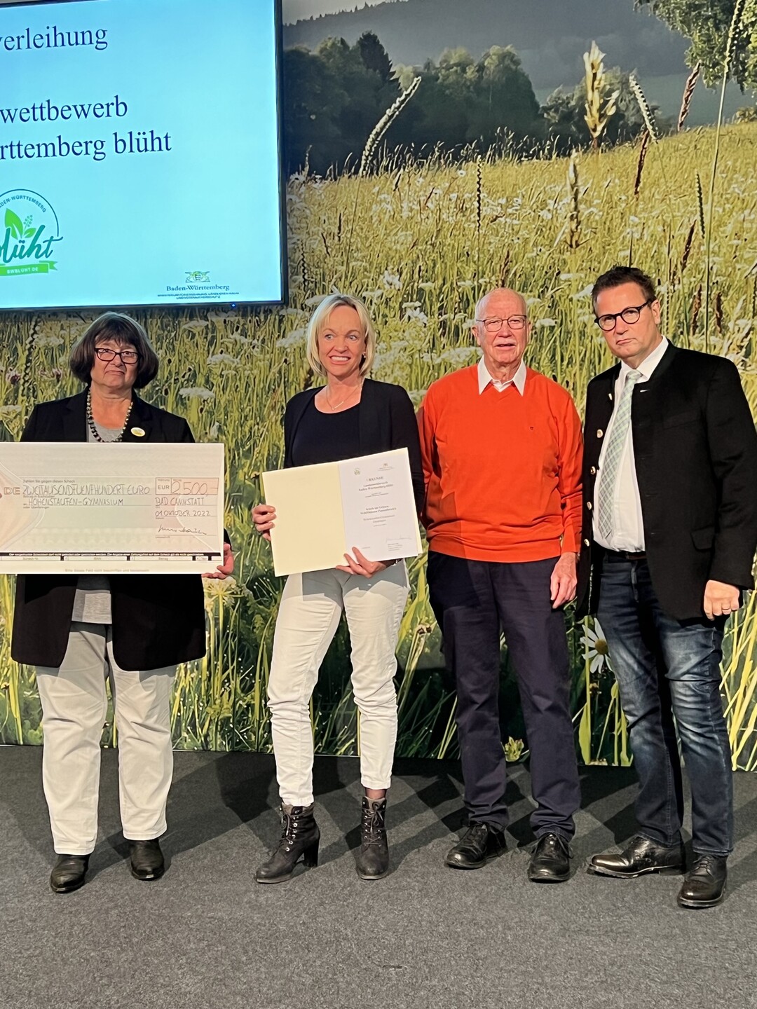 Preistr�ger des Wettbewerbs "BW bl�ht auf" mit Landwirtschaftsminister Peter Hauk.