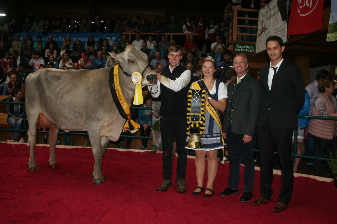 Championkuh Ilena am Halfter von Niklas Sauter erhält den Ehrenpreis von der neuen Braunviehkönigin Regina Dilger.(re. RBW-Vorsitzender Josef Volkwein und Preisrichter Georg Riedl).