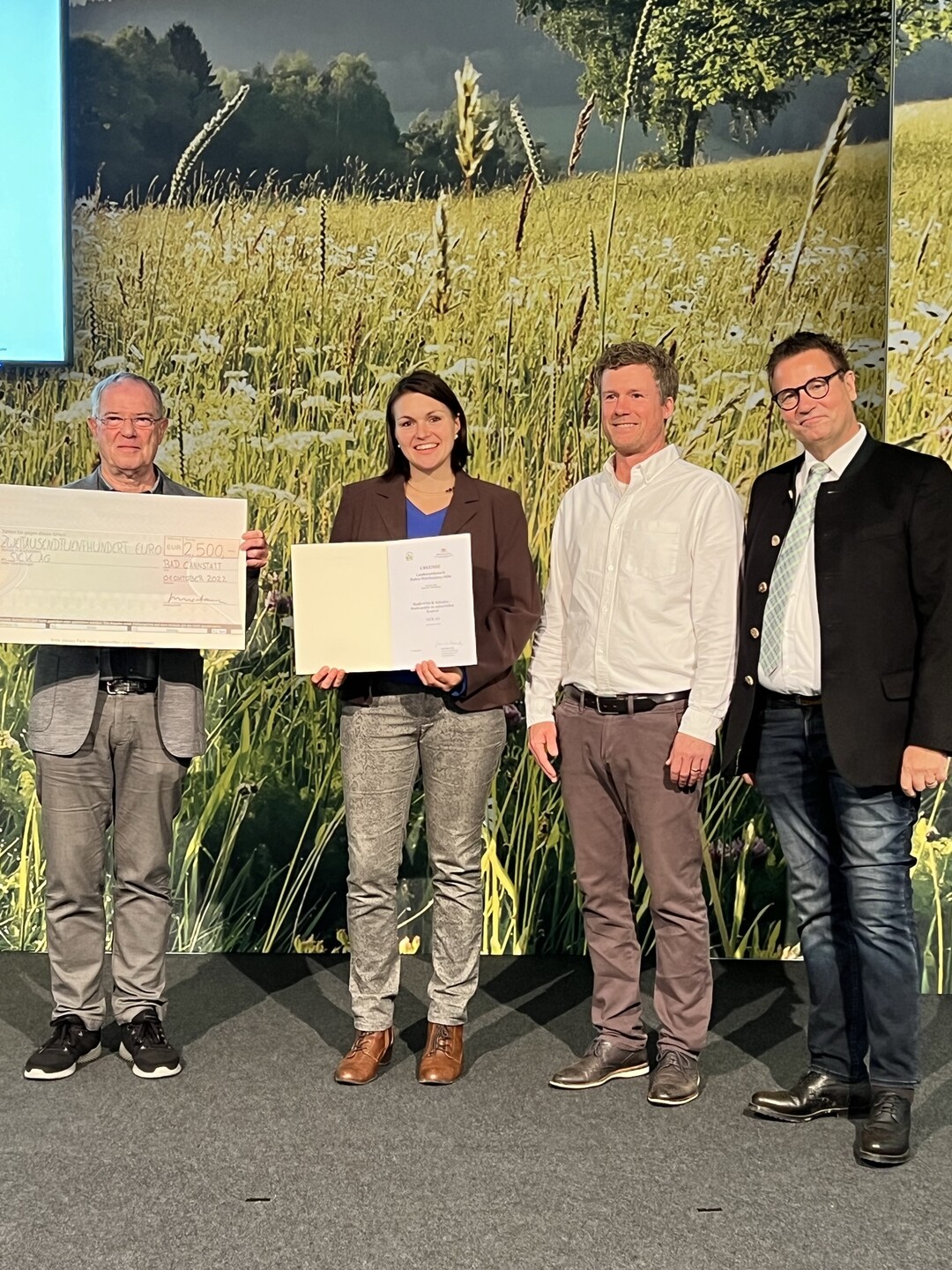 Preistr�ger des Wettbewerbs "BW bl�ht auf" mit Landwirtschaftsminister Peter Hauk.