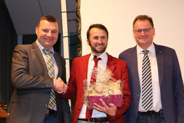 F�r den unterhaltenden Teil der Jubil�umsveranstaltung beim Maschinenring Alb-Oberschwaben sorgte Mentalist, Entertainer und Landwirt Josef Lipp (Mitte), der auch den Vorsitzenden Markus Bauknecht (links) und Gesch�ftsf�hrer Hubertus Kleiner begeisterte.