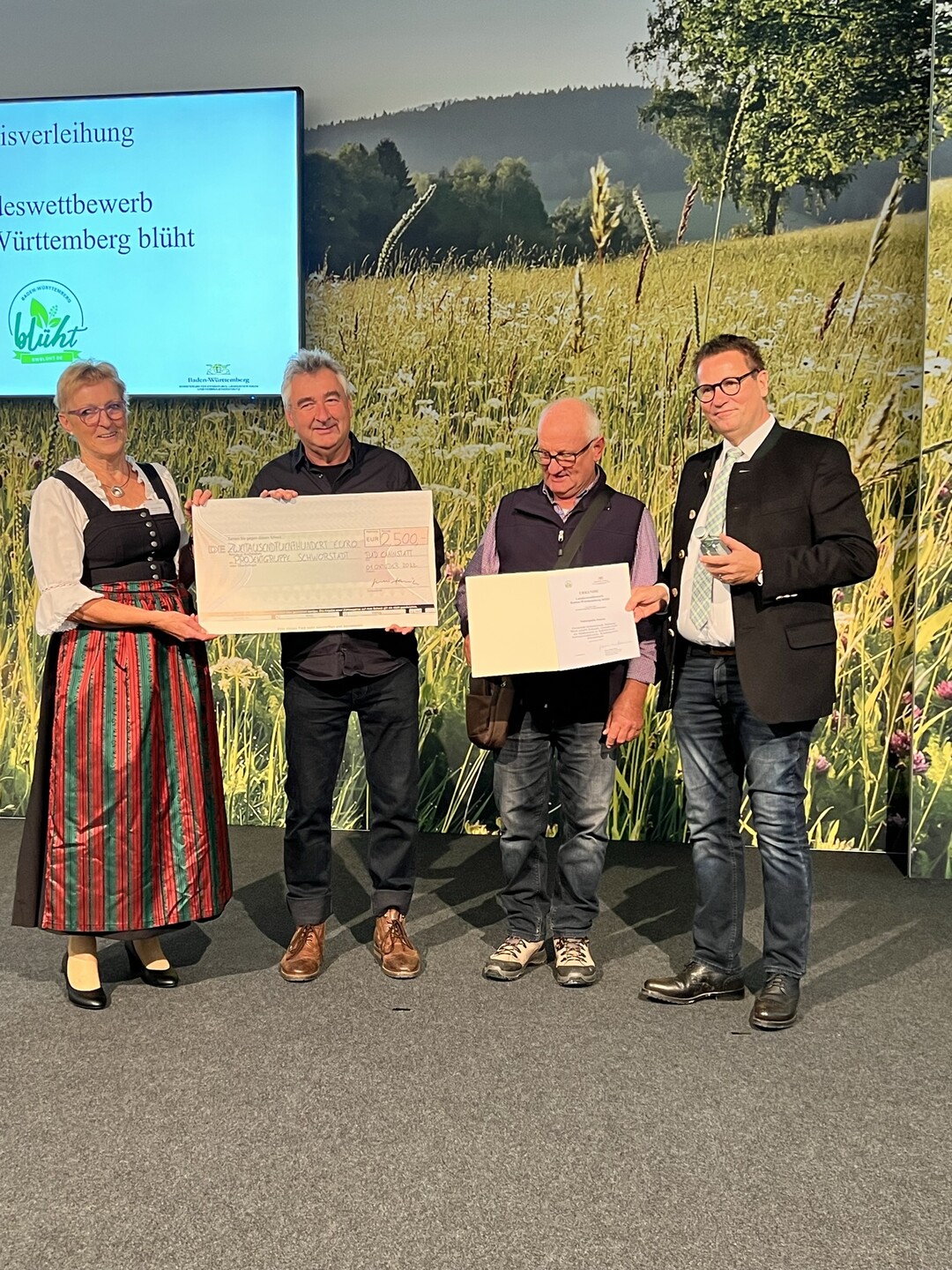 Preistr�ger des Wettbewerbs "BW bl�ht auf" mit Landwirtschaftsminister Peter Hauk.