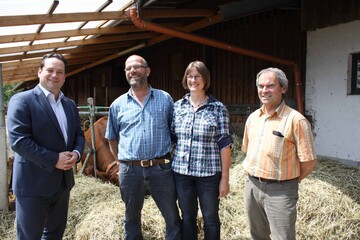 Bildunterschrift: Landwirte, Tierärzte, LKV, nicht zuletzt die Politik in einem Boot, wenn es um die Gesundheit der Kühe im Land geht (v.l.n.r.): Auf dem Milchviehbetrieb von Wilhelm und Anuschka Stockinger (Mitte) informierte sich Agrarminister Alxenander Bonde (l.) über das vor vier Jahren gestartete Monitoringprogramm. Klaus Drössler, stellvertetender LKV-Geschäftsführer, kündigte an, das Erfolgsprojekt künftig auf Schweinebetriebe auszudehnen.