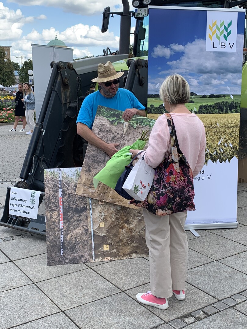 Dr. Jochen Brust, Kreisvorsitzender Bauernverband Stuttgart e. V, im Gespräch mit einer Bürgerin.
