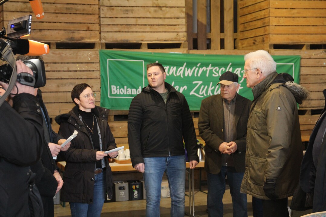 Begrüßung des Ministerpräsidenten in der hofeigenen Gemüsehalle durch Familie Grieshaber, v.l. Mirjam Grieshaber, Daniel Grieshaber, Senior Wilfried Grieshaber und Winfried Kretschmann