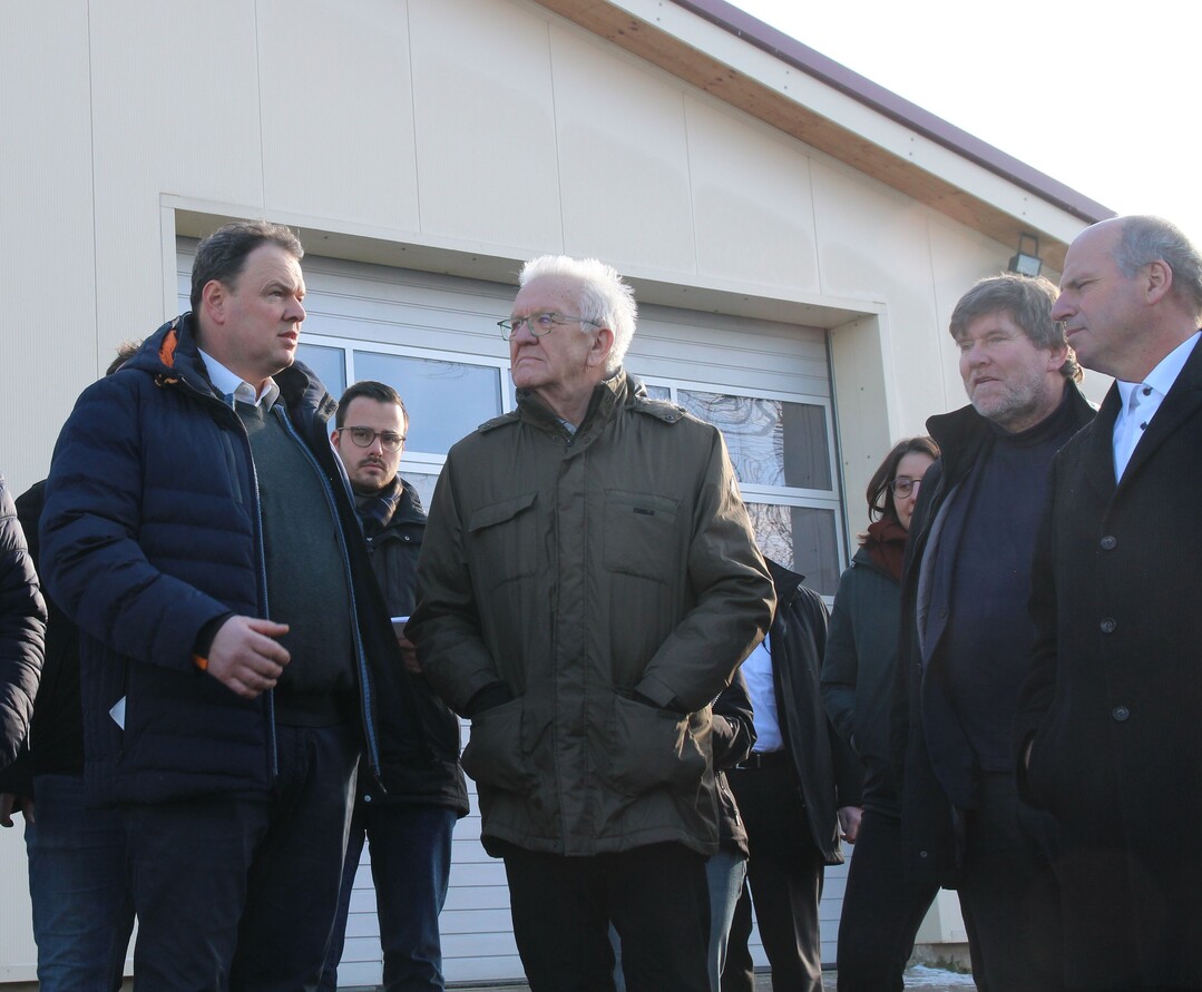 Vor der Gemüsehalle erklärt Reinhard Grieshaber (l.) die Betriebsschwerpunkte im Beisein der Grünen-Landtagsabgeordneten Martin Hahn (r.) und Dr. Markus Rösler (2.v.r.).