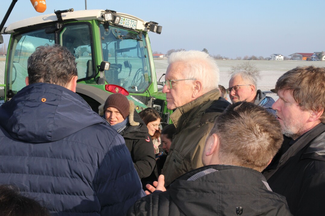 An einem Gemüseacker erklärt Reinhard Grieshaber (links von hinten) die Schwierigkeiten, die die neue GAP für alle Landwirte mit sich bringt.