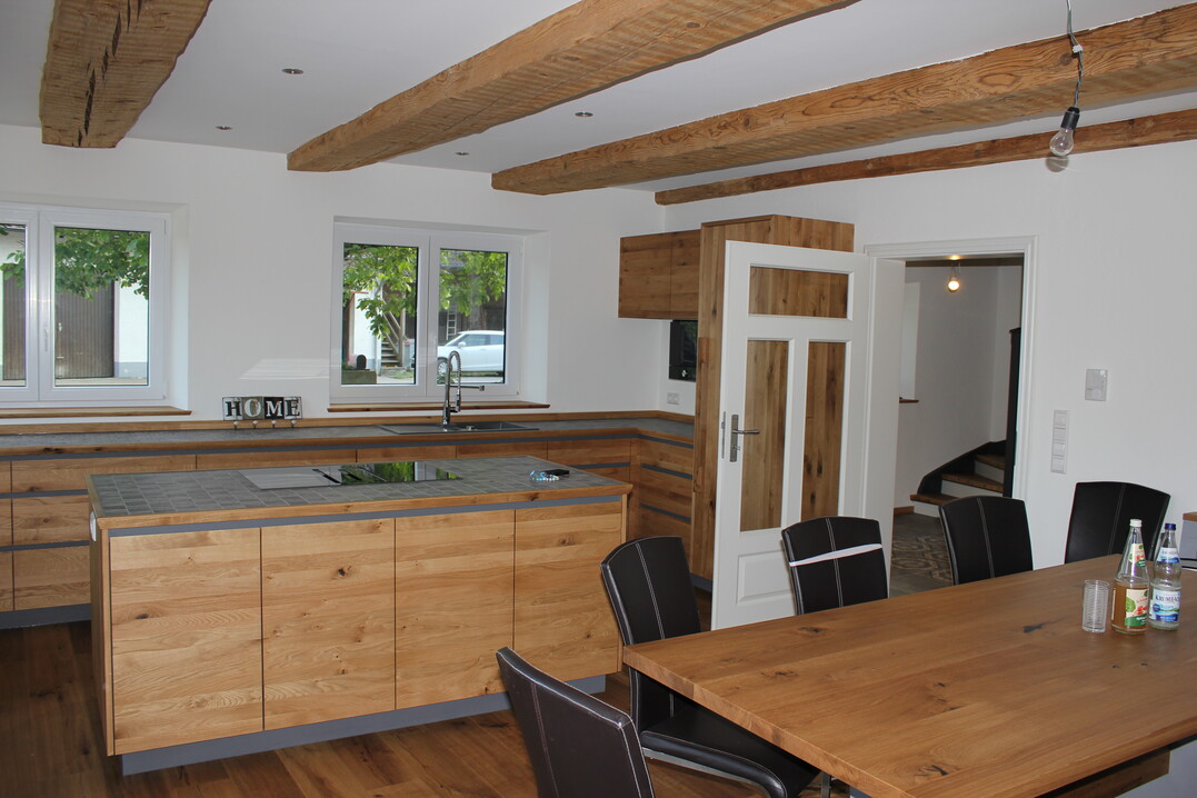 Moderner Holzbau sowie Altbausanierung mit Holz: Der Trend zum klimabewussten Bauen mit Holz hat zwischenzeitlich auch Deutschland und Europa erfasst.