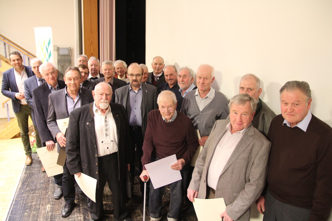 Die anwesenden Geehrten mit ihren Goldenen Meisterbriefen und dem Bauernverbandschef Stefan Kerner (hinten links).