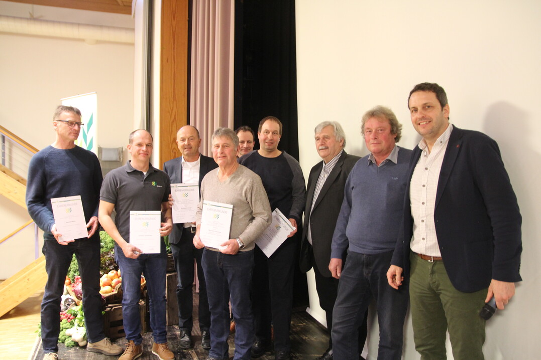 Die anwesenden Ortsobmänner mit Stefan Kerner (r.).