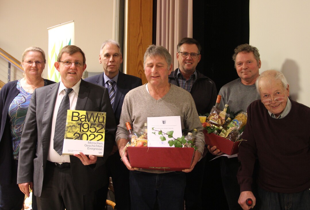 Die anwesenden Berichterstatter mit Luise Pachaly (l.) und Wolfgang Bechtle (2.v.l.) vom Landratsamt Ludwigsburg sowie Dr. Ulrich Dura (3.v.l.) vom Regierungspräsidium Stuttgart.