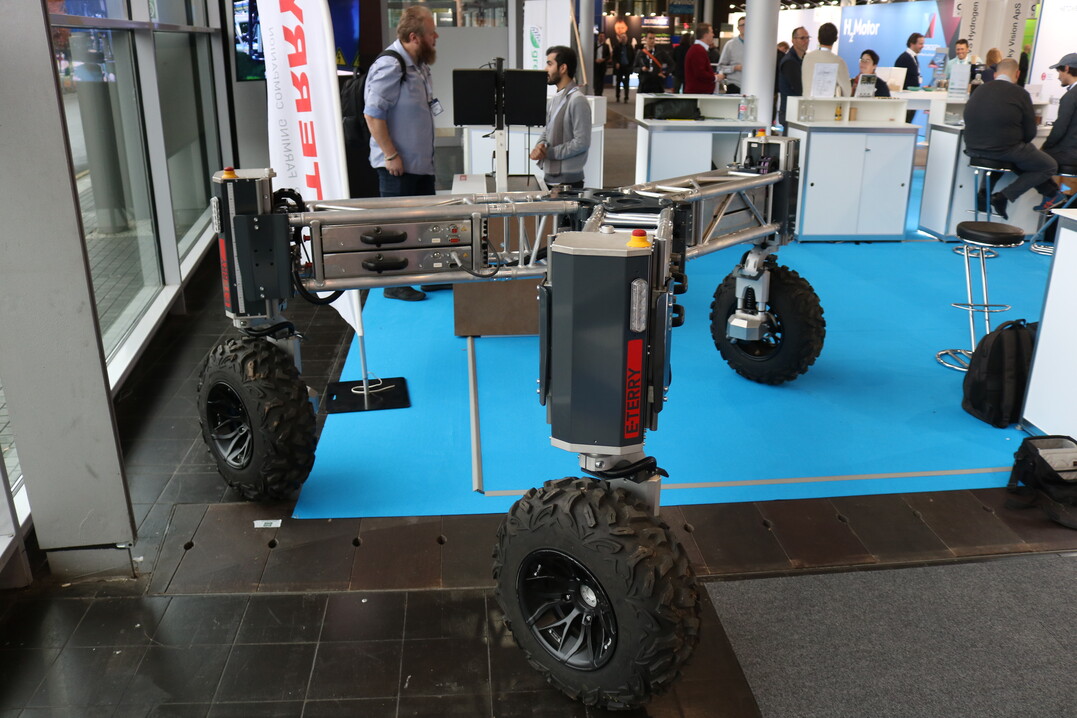 Neue Generation Roboter: Zweimal hinschauen müssen Besucher beim autonomen Service-Roboter von E-Terry.