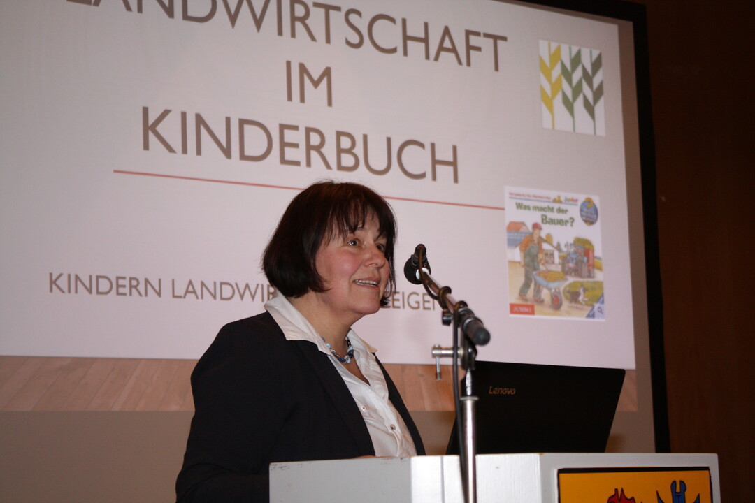 Andrea Bleher stellt die Aktion „Landwirtschaftliche Kinderbücher“ vor.
